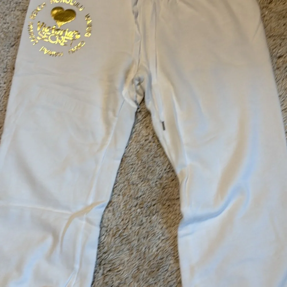 Like new Victoria’s Secret Capri hoodie set white gold small supermodel Hawaii - Picture 3 of 9